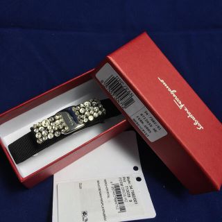 フェラガモ(Ferragamo)の【新品　未使用】フェラガモ　ヴァラ・バレッタ　黒／クリスタル(バレッタ/ヘアクリップ)