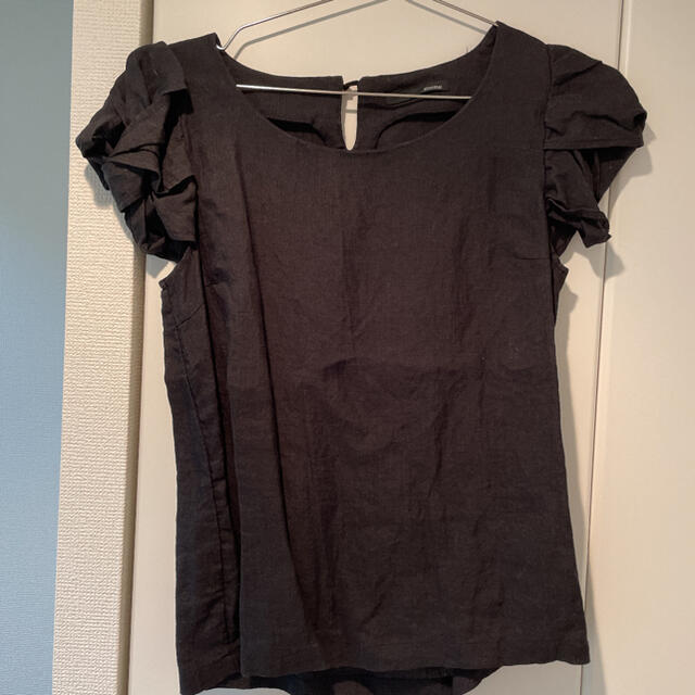 DouDou(ドゥドゥ)のDouDou ブラック　トップス　半袖　パフスリーブ　フリル レディースのトップス(Tシャツ(半袖/袖なし))の商品写真