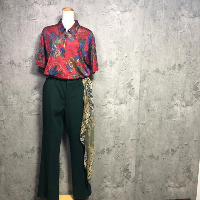 Ameri VINTAGE(アメリヴィンテージ)の【レトロ】ド派手　ハーフジップ　柄シャツ　90s 希少　レア　お洒落　古着 レディースのトップス(シャツ/ブラウス(半袖/袖なし))の商品写真