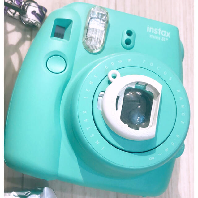 富士フイルム(フジフイルム)のチェキ instax mini8+ グリーン　ケース スマホ/家電/カメラのカメラ(フィルムカメラ)の商品写真