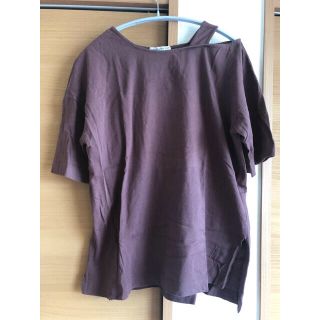 ナイスクラップ(NICE CLAUP)のTシャツ 肩出し　Tシャツ　カットソー トップス　ブラウン　茶　ワンショルダー(Tシャツ(半袖/袖なし))