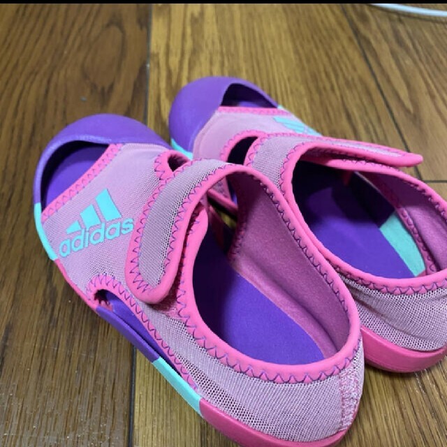 adidas(アディダス)のadidas　16㌢ キッズ/ベビー/マタニティのキッズ靴/シューズ(15cm~)(サンダル)の商品写真