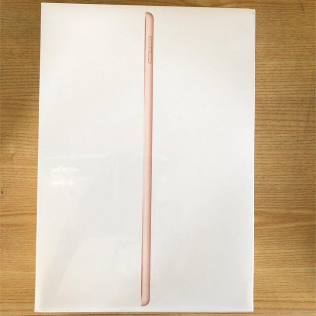 Apple(アップル)のiPad 128gb ゴールド wifi 第8世代 新品未開封 スマホ/家電/カメラのPC/タブレット(タブレット)の商品写真