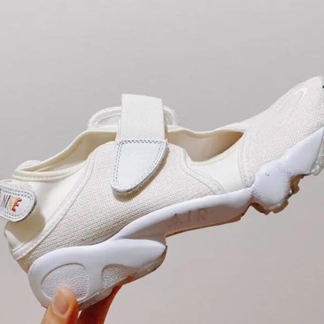 NIKE(ナイキ)のair rift ナイキ エアリフト ベージュ　24cm DJ4639-121 レディースの靴/シューズ(サンダル)の商品写真