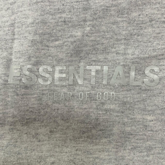 FEAR OF GOD(フィアオブゴッド)の送料込み！essentials半袖Mサイズ灰色fog fear of god メンズのトップス(Tシャツ/カットソー(半袖/袖なし))の商品写真