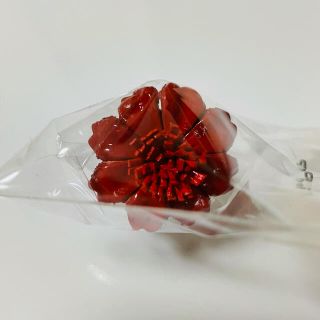 マライカ(MALAIKA)の【まとめ買い対象】赤いお花のリング/指輪(リング(指輪))