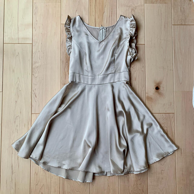 ドレス　ベージュ　シルク レディースのフォーマル/ドレス(ミディアムドレス)の商品写真