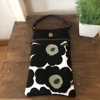 マリメッコ(marimekko)のスマホケース　スマホポーチ　かわいい！　ハンドメイド　マリメッコ  ウニッコ(ポーチ)