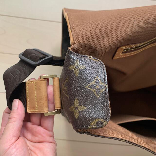 LOUIS VUITTON(ルイヴィトン)のルイヴィトン　大きめ　アベス メンズのバッグ(メッセンジャーバッグ)の商品写真