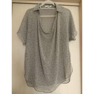 フォーエバートゥエンティーワン(FOREVER 21)のForever21 オープンUネックカットソー L(シャツ/ブラウス(半袖/袖なし))