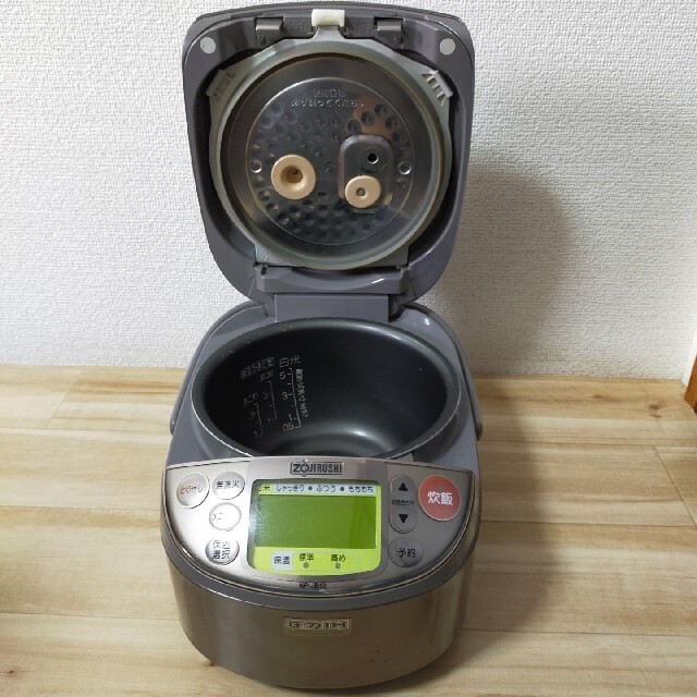 象印(ゾウジルシ)の象印 ZOJIRUSHI NP-JB10 5.5 炊飯器 訳あり スマホ/家電/カメラの調理家電(炊飯器)の商品写真