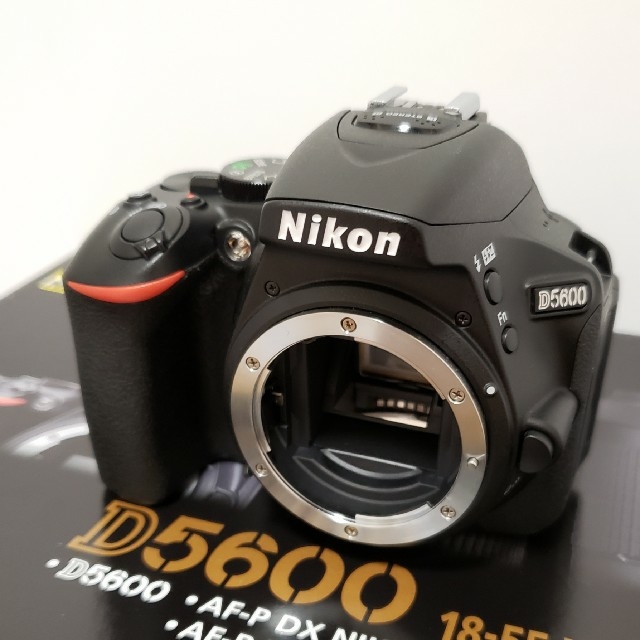 Nikon D5600 ダブルズームキット 一眼レフカメラ