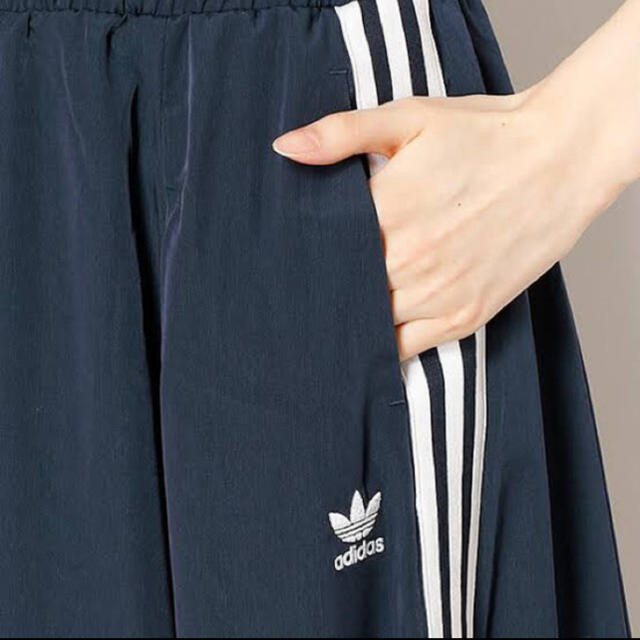 adidas(アディダス)のadidasオリジナルス　ロングスカート　ナイロンスカート レディースのスカート(ロングスカート)の商品写真