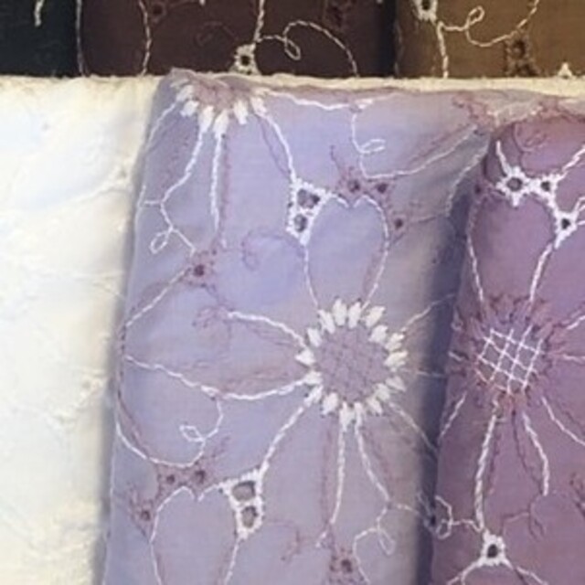 もも咲様専用100×30ラベンダー　刺繍レース生地 ハンドメイドの素材/材料(生地/糸)の商品写真