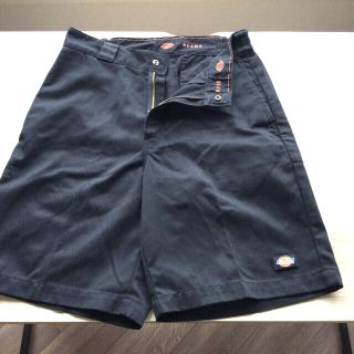 ビームス(BEAMS)の【未使用】BEAMS Dickies  黒ハーフパンツ　サイズM（74㎝）(ショートパンツ)