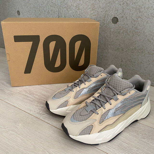 YEEZY BOOST 700 V2 CREAM