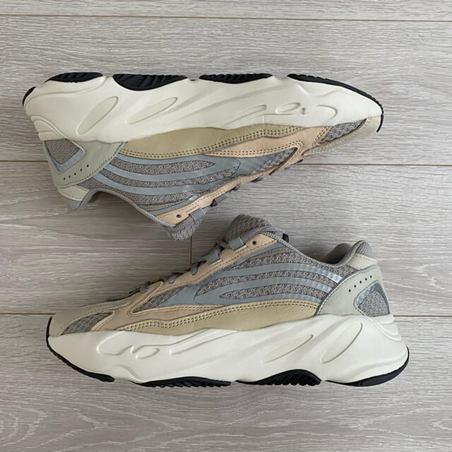 adidas(アディダス)のYEEZY BOOST 700 V2 CREAM メンズの靴/シューズ(スニーカー)の商品写真