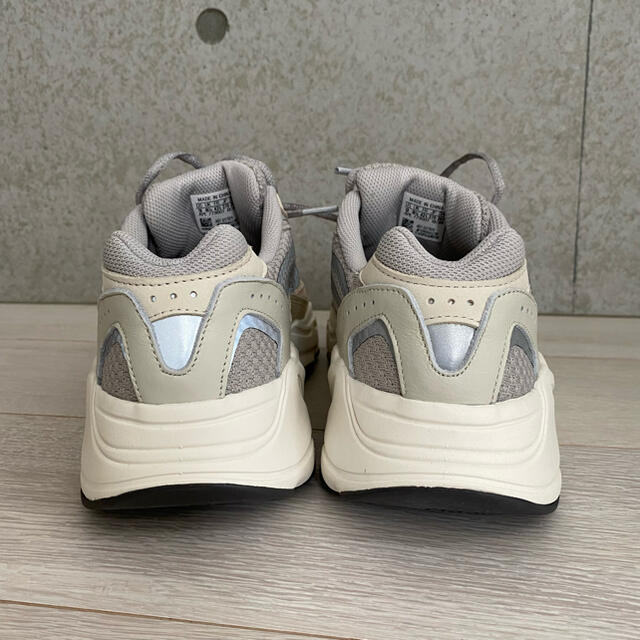 adidas(アディダス)のYEEZY BOOST 700 V2 CREAM メンズの靴/シューズ(スニーカー)の商品写真