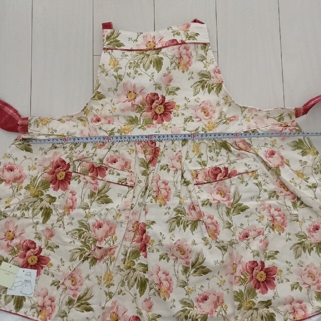 LAURA ASHLEY(ローラアシュレイ)の♡ローラアシュレイエプロン新品♡ レディースのレディース その他(その他)の商品写真