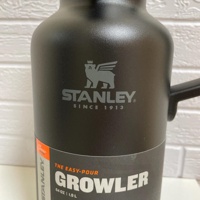 Stanley(スタンレー)の【新品】スタンレー　グロウラー　1.9L 水筒　人気　ブラック インテリア/住まい/日用品のキッチン/食器(タンブラー)の商品写真