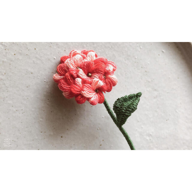 お花のブローチ　立体刺繍ブローチ レディースのアクセサリー(ブローチ/コサージュ)の商品写真