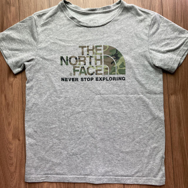 THE NORTH FACE(ザノースフェイス)のノースフェイス　カモフラ　ロゴ　tシャツ ボーイズ　150 キッズ キッズ/ベビー/マタニティのキッズ服男の子用(90cm~)(Tシャツ/カットソー)の商品写真