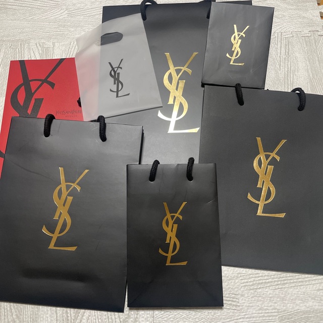 Yves Saint Laurent Beaute(イヴサンローランボーテ)のイヴサンローラン　紙袋　＋　おまけ　 レディースのバッグ(ショップ袋)の商品写真