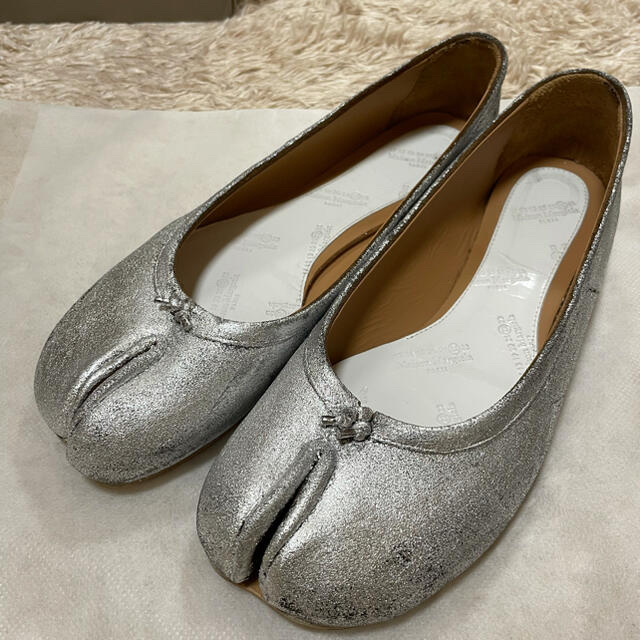 Maison Martin Margiela(マルタンマルジェラ)のMaison Margiela タビ バレエシューズ　シルバー加工 レディースの靴/シューズ(バレエシューズ)の商品写真