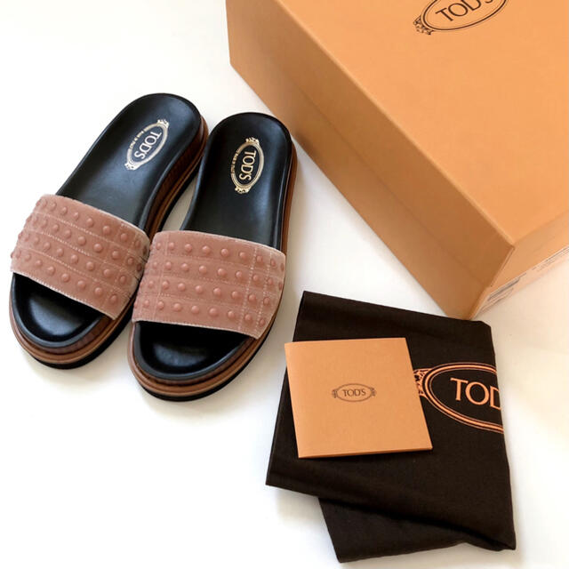 TOD'S(トッズ)の新品/35 Tod's トッズ スモーキーピンク ベロア サンダル レディースの靴/シューズ(サンダル)の商品写真