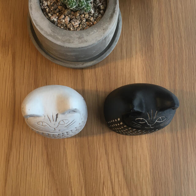 猫　置物　オブジェ　白黒セット エンタメ/ホビーの美術品/アンティーク(彫刻/オブジェ)の商品写真