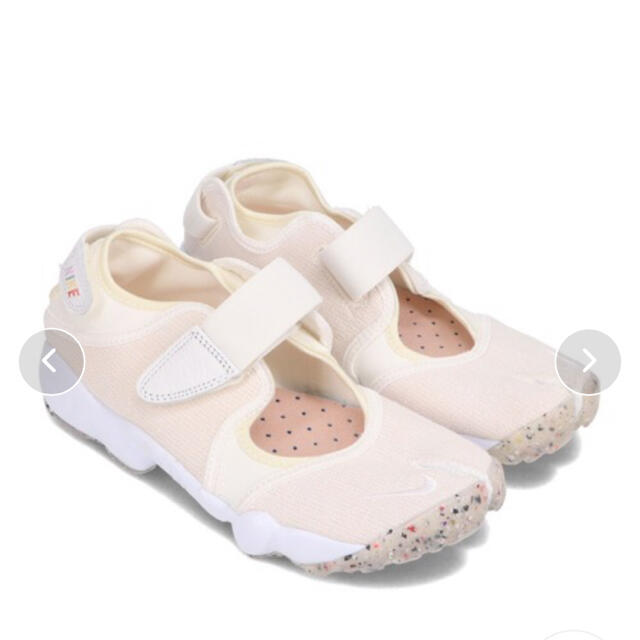 NIKE(ナイキ)の値下げ24cm！未使用NIKE AIR RIFT ベージュ/足袋シューズ レディースの靴/シューズ(スニーカー)の商品写真