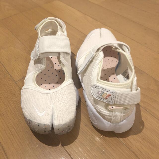 NIKE(ナイキ)の値下げ24cm！未使用NIKE AIR RIFT ベージュ/足袋シューズ レディースの靴/シューズ(スニーカー)の商品写真