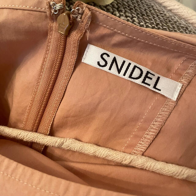 SNIDEL(スナイデル)のスナイデル snidel ペプラムトップス くすみピンク パフスリーブ レディースのトップス(カットソー(半袖/袖なし))の商品写真