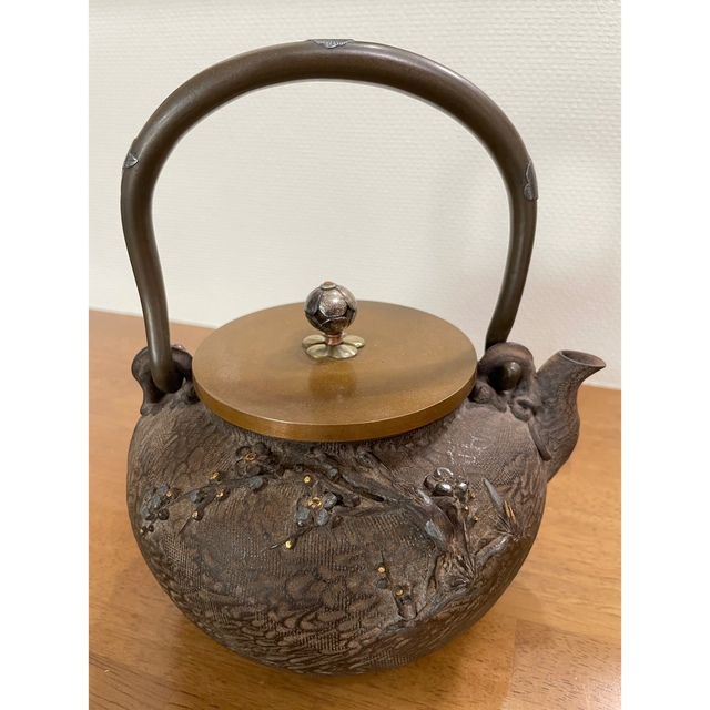 金属工芸 亀文堂造 銀象嵌提手 草花盛上図 底款 鉄瓶 供箱
