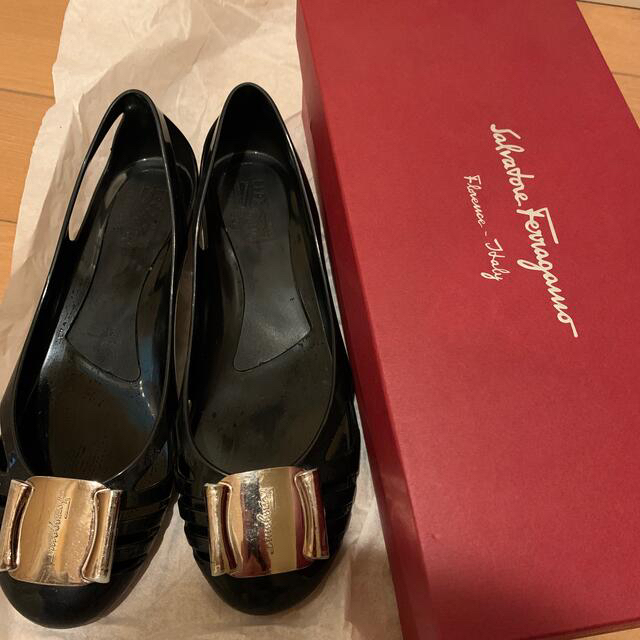 Salvatore Ferragamo(サルヴァトーレフェラガモ)のフェラガモ　サンダル　ラバーシューズ　黒 レディースの靴/シューズ(サンダル)の商品写真