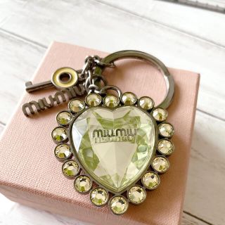 ミュウミュウ(miumiu)のミュウミュウ　miu miu チャーム　美品(キーホルダー)