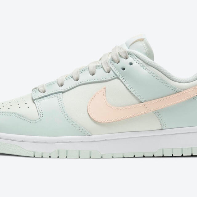 NIKE(ナイキ)のNIKE WMNS DUNK LOW "BARELY GREEN"  レディースの靴/シューズ(スニーカー)の商品写真