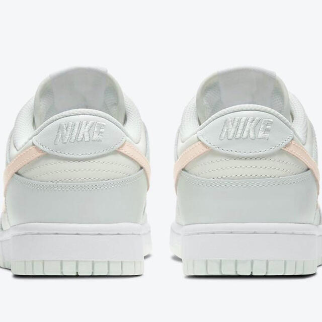 NIKE(ナイキ)のNIKE WMNS DUNK LOW "BARELY GREEN"  レディースの靴/シューズ(スニーカー)の商品写真