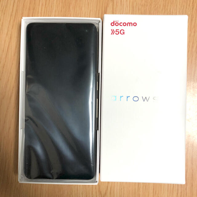 富士通(フジツウ)の【新品未使用】富士通5G arrows F-51A、チタニウムシルバー スマホ/家電/カメラのスマートフォン/携帯電話(スマートフォン本体)の商品写真