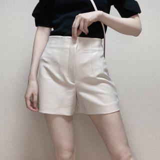 ザラ(ZARA)のZARA ハイウエスト バミューダパンツ ベージュ  S(ショートパンツ)