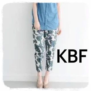 ケービーエフ(KBF)のKBF ♥ センタープレス ペイズリー柄パンツ(カジュアルパンツ)