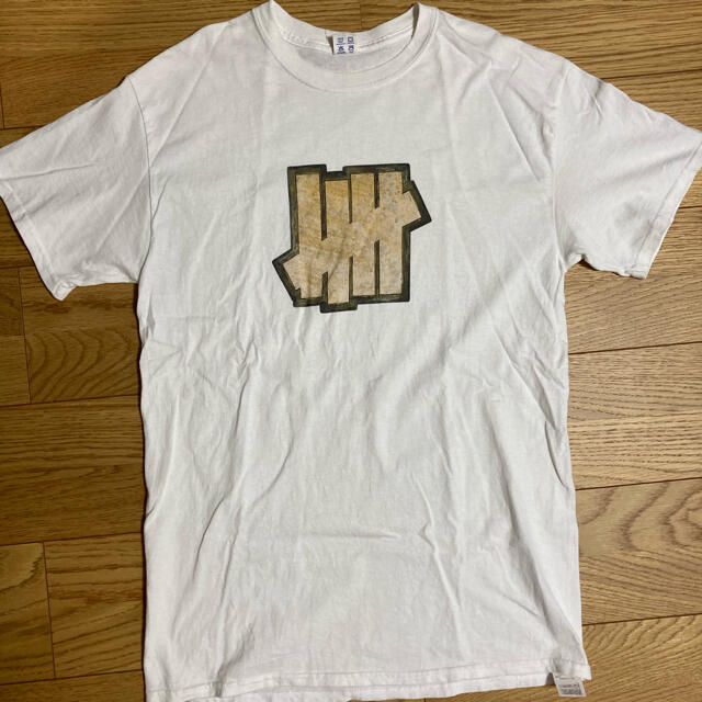 UNDEFEATED(アンディフィーテッド)のアンディーフィーテッドtシャツMサイズ メンズのトップス(Tシャツ/カットソー(半袖/袖なし))の商品写真