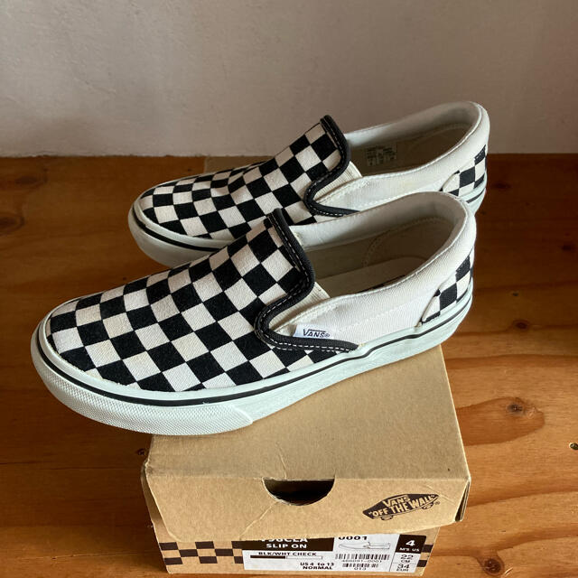 VANS(ヴァンズ)の専用です　　バンズ　スリッポン　チェッカー柄　22cm レディースの靴/シューズ(スニーカー)の商品写真