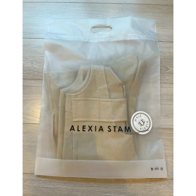 ALEXIA STAM(アリシアスタン)のアリシアスタンFront Coconut Button Romper Beige レディースのパンツ(オールインワン)の商品写真