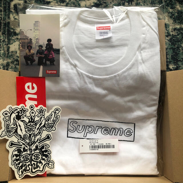 Supreme(シュプリーム)のSize L Supreme KAWS Chalk Logo Tee White メンズのトップス(Tシャツ/カットソー(半袖/袖なし))の商品写真