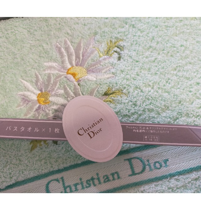 Christian Dior(クリスチャンディオール)の花柄　バスタオル　Christian Dior キッズ/ベビー/マタニティの寝具/家具(タオルケット)の商品写真