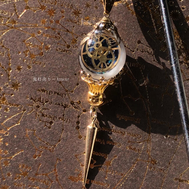 三日月動かす歯車時計とランタン　オルゴナイト　蓄光　スチームパンク ネックレス ハンドメイドのアクセサリー(ネックレス)の商品写真