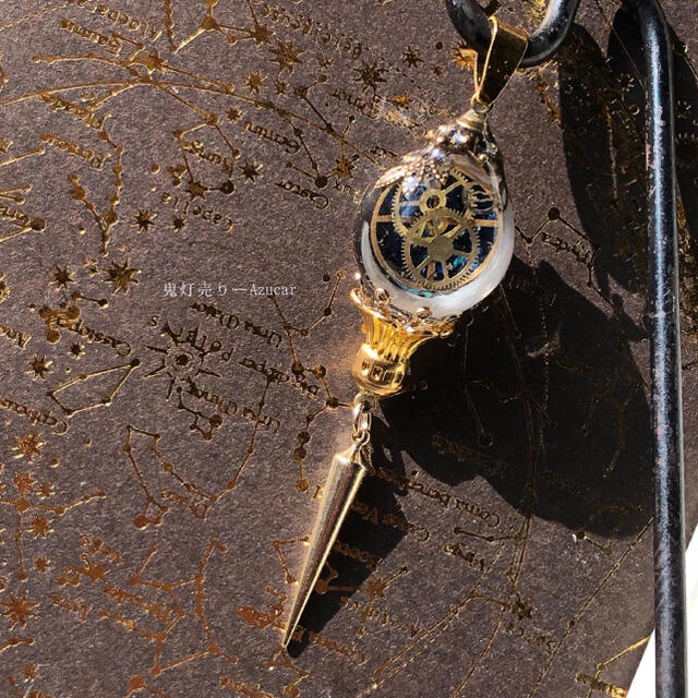 三日月動かす歯車時計とランタン　オルゴナイト　蓄光　スチームパンク ネックレス ハンドメイドのアクセサリー(ネックレス)の商品写真
