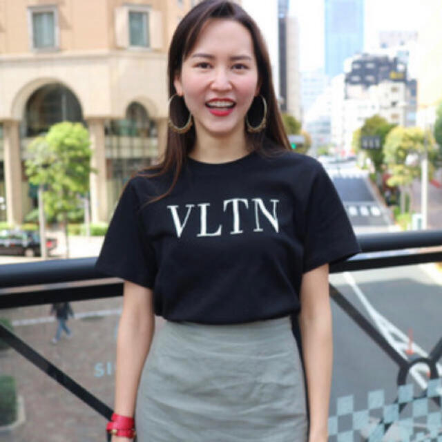 Tシャツ VLTNロゴ パロディTシャツ レディースのトップス(Tシャツ(半袖/袖なし))の商品写真