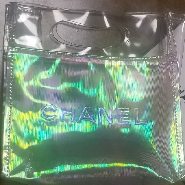 CHANEL(シャネル)のCHANELシャネル★正規ノベルティ中古★大人気オーロラビニールロゴバッグ コスメ/美容のコスメ/美容 その他(その他)の商品写真